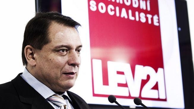 Paroubek se snaží přiživit na církevních restitucích