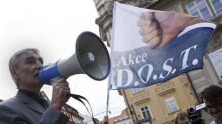 Tmáři a homofobové z D.O.S.T. protestují nótami proti Prague Pride