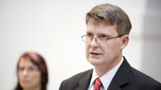 Rudý právník vládě: Jen rušte KSČM. Čeká vás obrovská ostuda