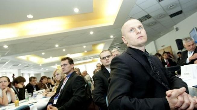 Ať neschopný ministr Kalousek odejde z vlády, žádá Nečase nová tvář véček