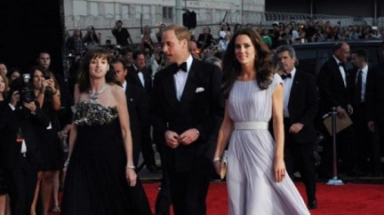 Vévodkyně z Cambridge vsadila na ženskost. Kate zářila po boku manžela