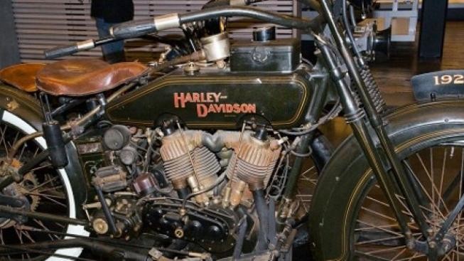 Zlaté jablko ozdobí historické motocykly Harley-Davidson