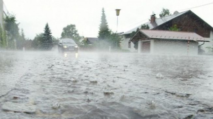 Moravu zasáhnou silné bouřky s kroupami, někde i přívalové deště