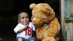 Nejmenší muž planety: Je mu 18 let a měří pouhých 61 centimetrů