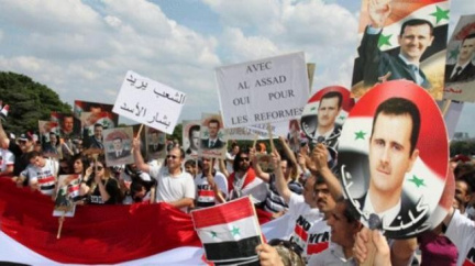 Syrské tanky obklíčily město Hamá, protesty pokračují