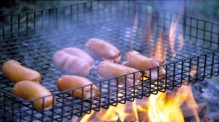 Lidé by měli opékat jen kvalitní špekáčky. Zvolna a dlouho 