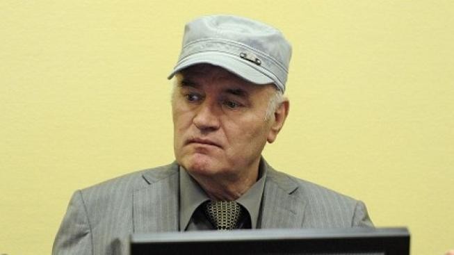 Co jste to za soud? Vykřikoval Mladić a opět se odmítl vyjádřit k obžalobě 