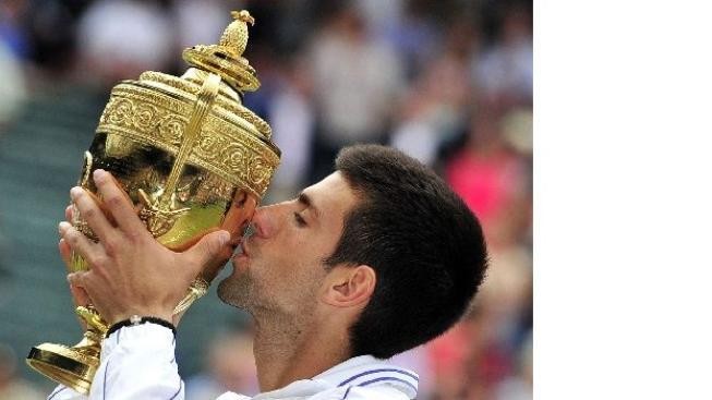 Král Nadal sesazen. Djokovič poprvé vyhrál Wimbledon