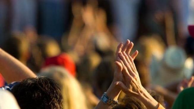 Navzdory nepříznivé předpovědi počasí na "Rock for People" dorazilo 15.000 lidí