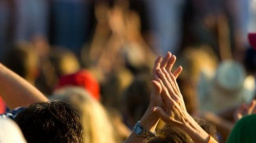 Navzdory nepříznivé předpovědi počasí na "Rock for People" dorazilo 15.000 lidí