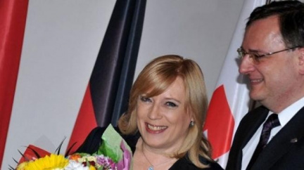 Česká republika převzala od Slovenska šéfování V4. Zaměří se na finance