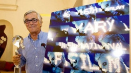 U pokladen čekaly zástupy lidí už brzy ráno. Festival ve Varech může začít