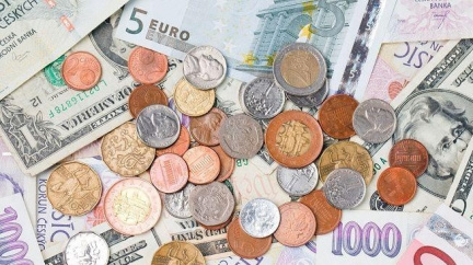 Koruna posílila k euru, oslabila vůči dolaru