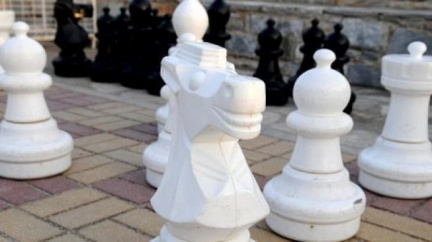 Obří šachová figurka ozdobí parčík v Pelhřimově