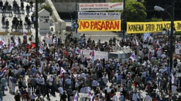 Úterní protesty v Aténách si vyžádaly 46 zraněných, 14 lidí bylo zadrženo