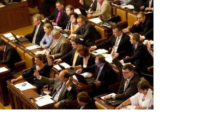 Lidé věří vládě a sněmovně minimálně, potvrdil CVVM