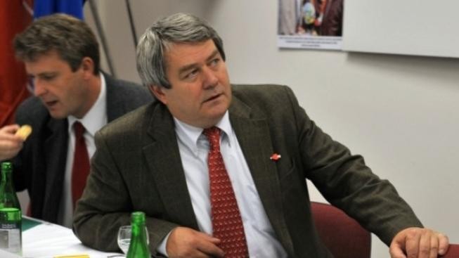 Žijeme si jako prasata v žitě, vysvětlil Kalousek. Filip krajana varuje