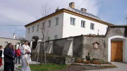 ČR přišla o 300 let starou faru. V noci shořela