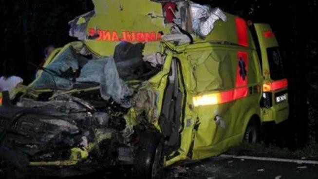 Kamion smetl sanitku, řidič i pacient mířící do nemocnice zahynuli