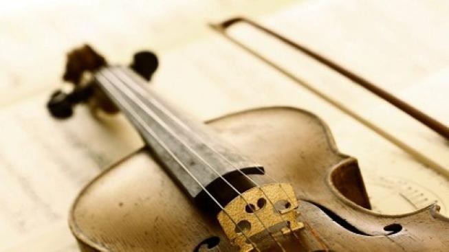 Pro oběti tsunami vydražil stradivárky. Za 16 milionů dolarů