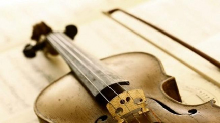 Pro oběti tsunami vydražil stradivárky. Za 16 milionů dolarů