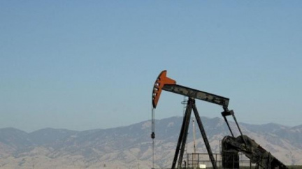 Ceny ropy kvůli obavám z řecké krize nadále klesají 