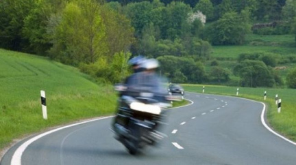 Černý den na silnicích: Dnešní pátou obětí dopravní nehody je motorkář