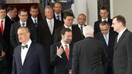 Češi vzkazují vládě: Stydíme se za vás