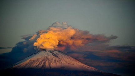 Mexická sopka Popocatépetl chrlí plyny a popel