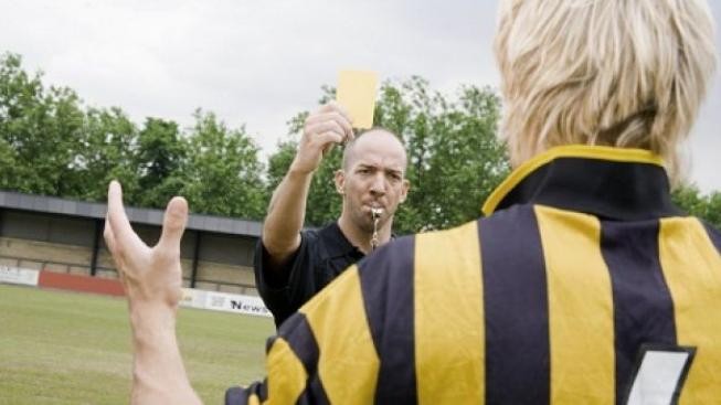 Jedenáct fotbalistů přijde o poslední kolo druhé ligy. Dostali žlutou