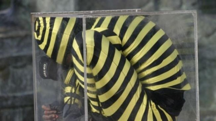 Zavřel se do kufru, aby mohl loupit