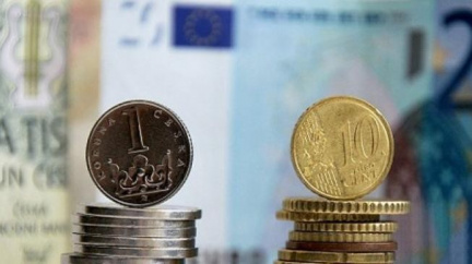 Díky tržnímu optimismu si koruna drží zisky vůči euru a dolaru