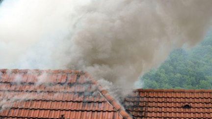 Střecha domu na Žďársku vzplála po zásahu blesku jako papír