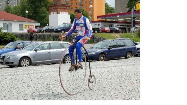 Odvážný Zimovčák se opět vydává na cesty na svém historickém kole