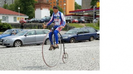 Odvážný Zimovčák se opět vydává na cesty na svém historickém kole