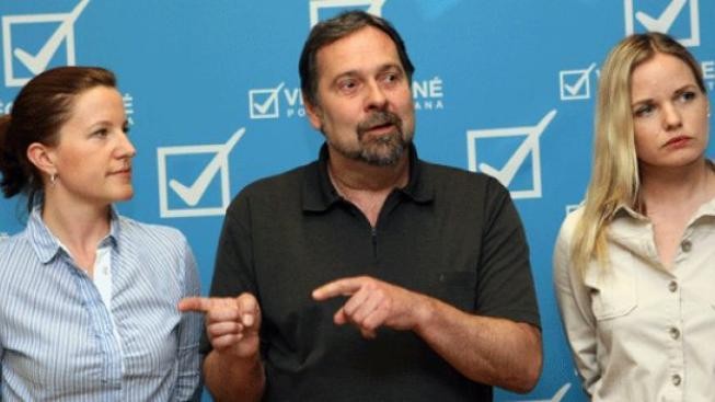 Vláda nad propastí. Poslanci VV hlasují o vypovězení koaliční smlouvy