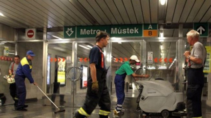 Prudký déšť a kroupy potrápily Prahu, hořela i tramvaj