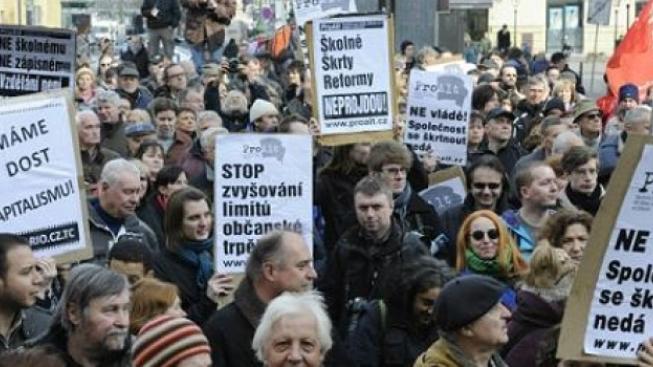 Jdeme bít protest proti vládě, je to rozkaz. Dilema českých policistů