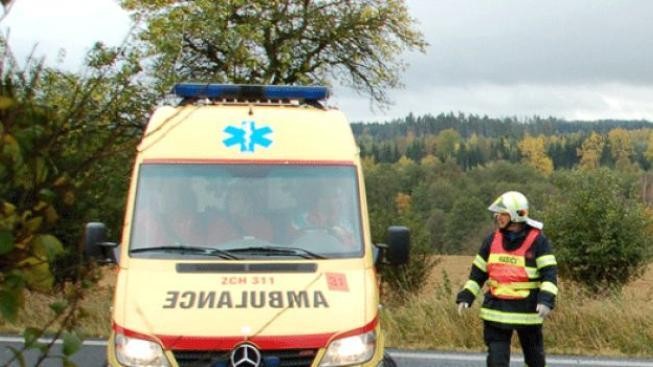 Agresivní opilec napadl záchranáře, poničil sanitku