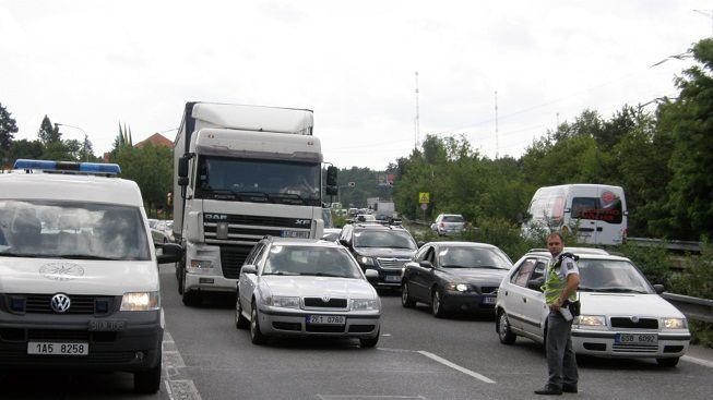 Provoz po nehodě na dálnici D11 byl obnoven