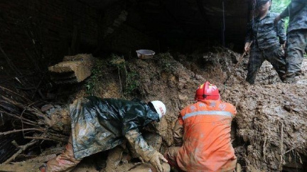 Půda v Číně jako ementál: Sesuvy a záplavy uvěznily více než 200 lidí 