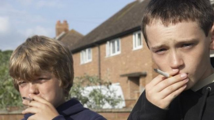 Matky, které tolerují dětem kouření, ničí jejich zdraví víc, než se předpokládalo