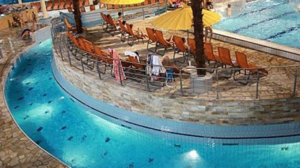 Muž, který v aquaparku zkoušel výdrž pod vodou, zemřel