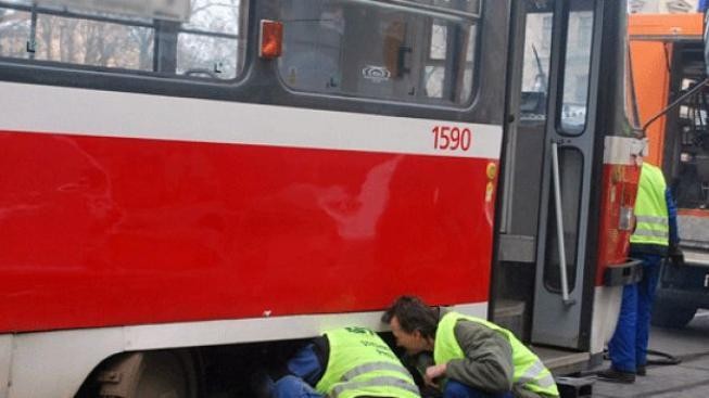 Smrtelná srážka tramvaje a trolejbusu v Brně: 1 mrtvý, 13 zraněných 
