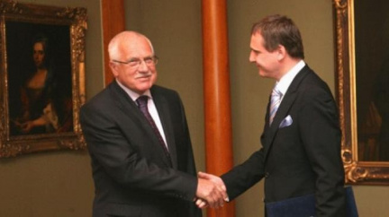 Důvěra v prezidenta Klause klesá, potvrdil CVVM