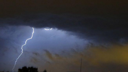 Výstraha meteorologů: Vlna bouřek se přesouvá na východ
