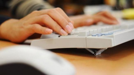 Zneužívání počítačů v práci roste, firmy se brání těžko 