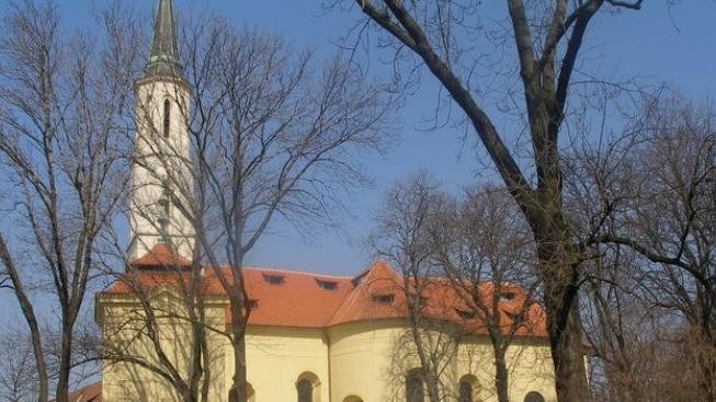 V zahradě psychiatrické kliniky je zapomenutý klenot, kostel Sv. Kateřiny