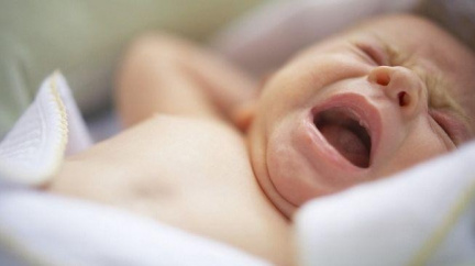 Dvouletá holčička se topila v bazénu, stále bojuje o život