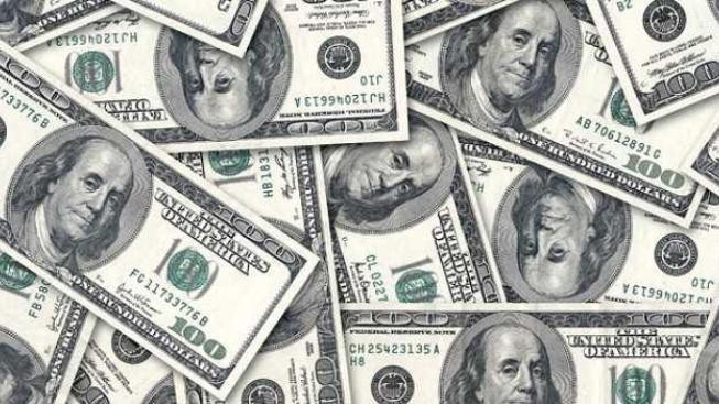 Česká měna oslabila, k dolaru těsně pod 17 korun 